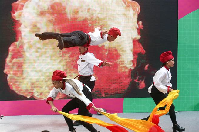 睽违两年的台湾美食展5日正式开幕，即日起至8月8日在台北世贸一馆展出。开幕时，表演团体特地演出一段精彩的美食秀。（邓博仁摄）