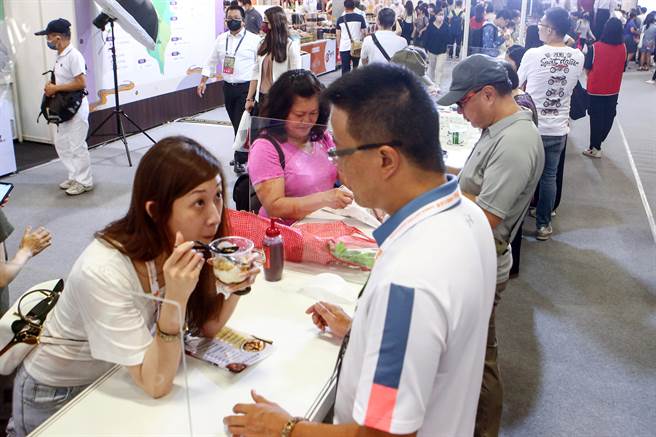 台湾美食展5日正式开幕，即日起至8月8日在台北世贸一馆展出，开展第一天即吸引许多民眾前往品尝。（邓博仁摄）