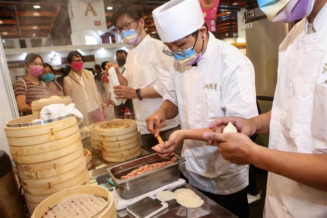 台湾美食展5日正式开幕，即日起至8月8日在台北世贸一馆展出，点心师傅忙着准备小笼包。（邓博仁摄）