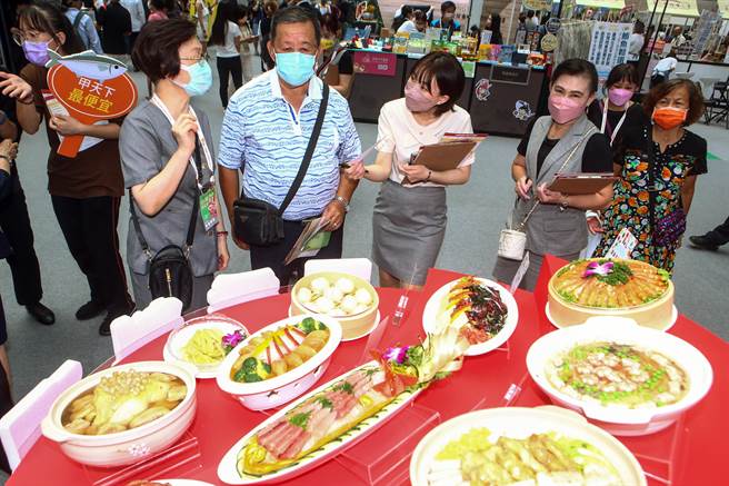 台湾美食展开幕首日，吸引许多民眾前往参观。（邓博仁摄）
