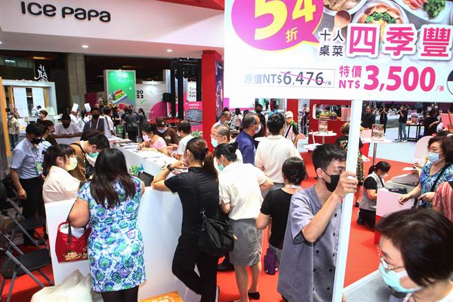台湾美食展5日正式开幕，即日起至8月8日在台北世贸一馆展出。饭店纷纷推出优惠住宿券，吸引民眾抢购。（邓博仁摄）