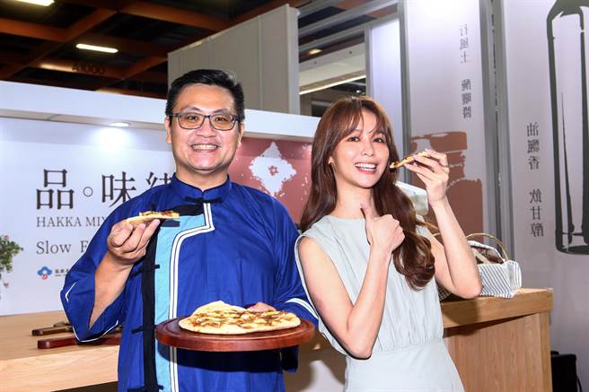 台湾美食展5日正式开幕，即日起至8月8日在台北世贸一馆展出。客委会创新客家味绪客家小炒披萨，融合客庄的慢食与年轻世代的速食。（邓博仁摄）