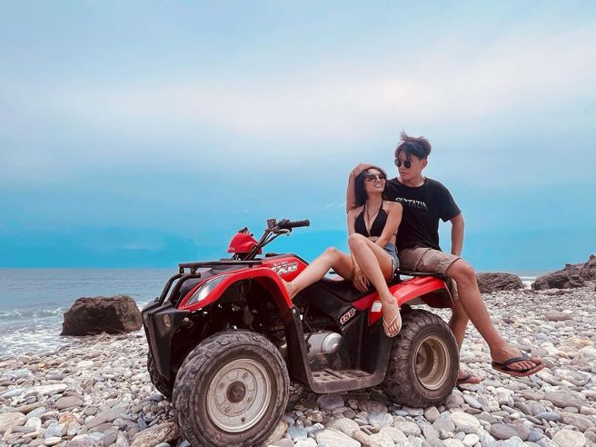 祈锦鈅亲密靠在绯闻男友怀里，举止互动亲昵。(图/祈锦鈅 IG)