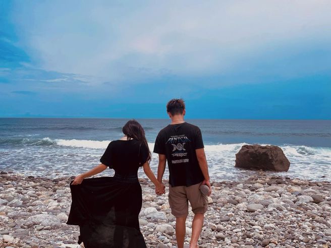 祈锦鈅IG最末张晒出牵手照，似乎已间接承认对方。(图/祈锦鈅 IG)