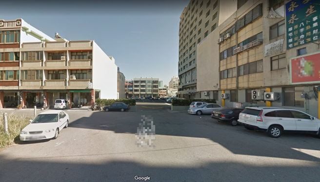 男子因「车头朝外」临停被开单不满抱怨，网友一见开单原因傻眼酸车主「被罚刚好」。（翻摄自google地图）