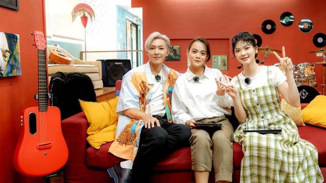 炎亚纶（左）担任明星经纪人。（三立提供）