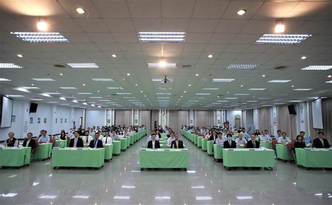 台湾中油公司今日举办「企业诚信论坛」，邀请产官学专家，共同就净零碳排与诚信治理之管理趋势与优势及公私协力致力永续经营等议题，进行跨域交流对话。(台湾中油公司提供／林雅惠传真)