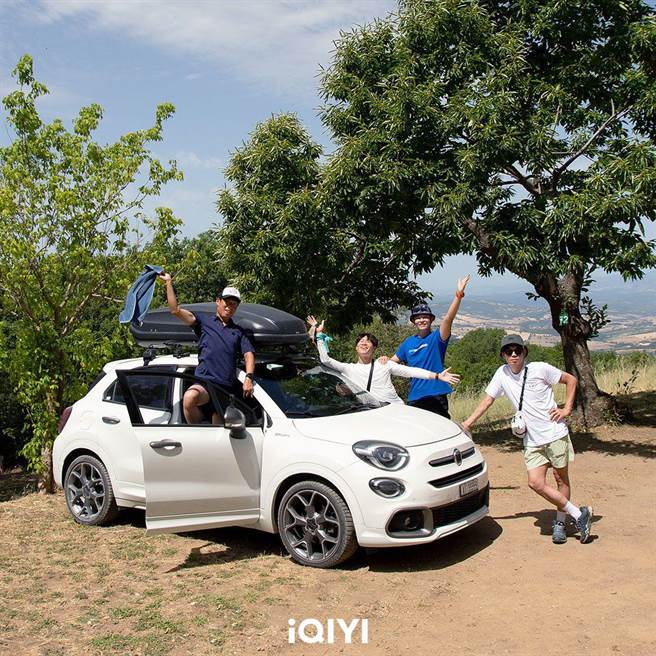 柳海真（左起）、陳善圭、尹均相、朴智煥在《帳篷外面是歐洲》中前往歐洲展開露營大長征。（愛奇藝國際站提供）