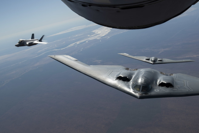 4架美军B-2已被部署至澳洲。图为7月B-2与澳军F-35共同参与演习。（图／DVIDS）