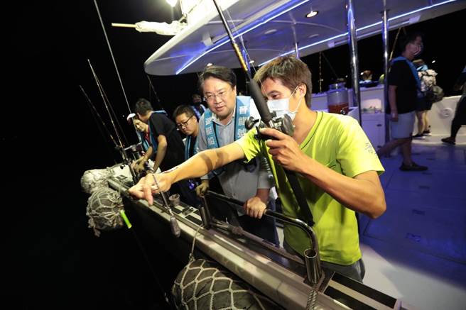 基隆市长林右昌带着踩线团出海夜钓，还可以在船上体验享用最新鲜的渔获。（基隆市产发处提供／张志康基隆传真）