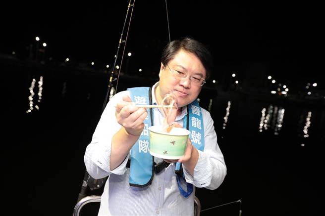 基隆市长林右昌带着踩线团出海夜钓，还可以在船上体验享用最新鲜的渔获。（基隆市产发处提供／张志康基隆传真）
