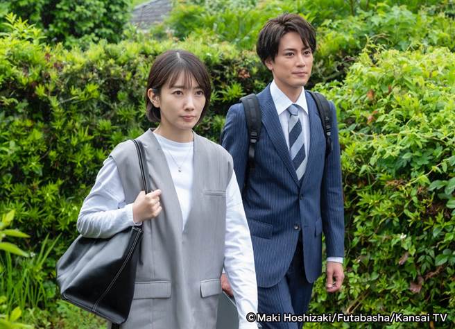 波瑠与间宫祥太朗在《魔法翻新》中第3度共演默契绝佳。（MyVideo提供）