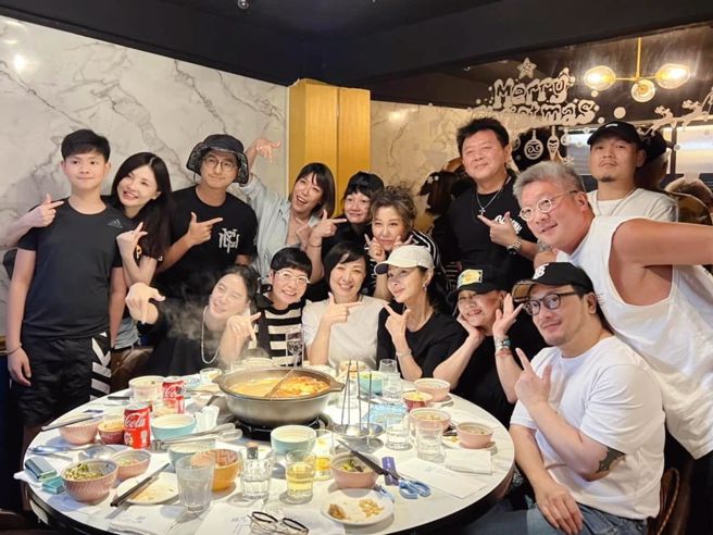 陈美凤和好友七夕相约吃围炉，用餐气氛热络融洽。(图/陈美凤 FB)