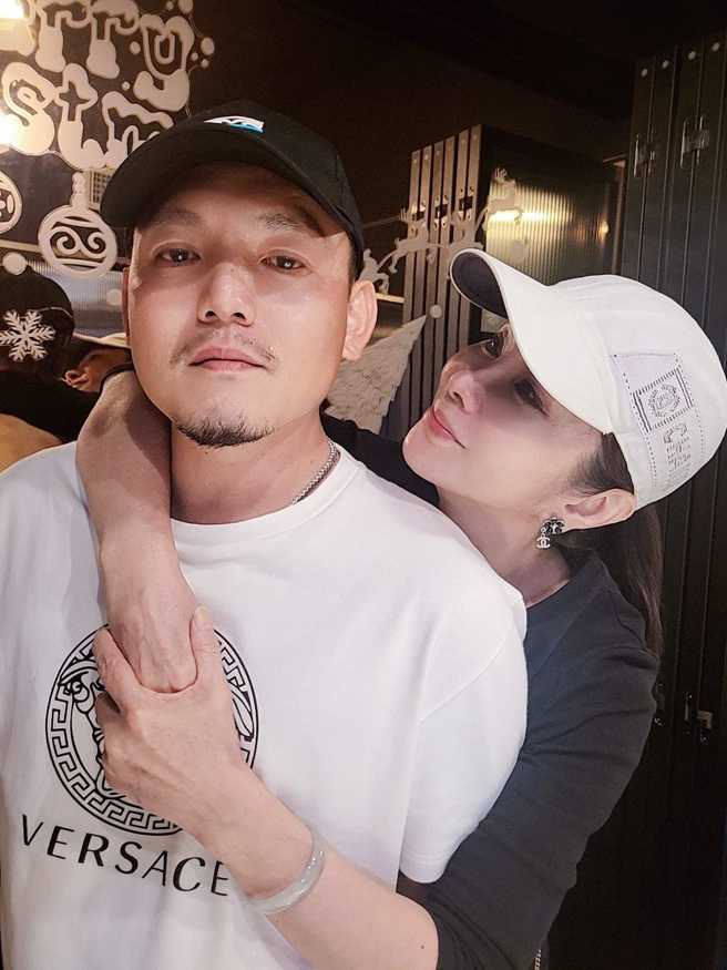 陈美凤从背后搂住春风，下秒解释她把对方当儿子。(图/陈美凤 FB)