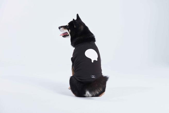 tails&me x APUJAN 尾巴探险记，墨点高领背心。（APUJAN 提供）