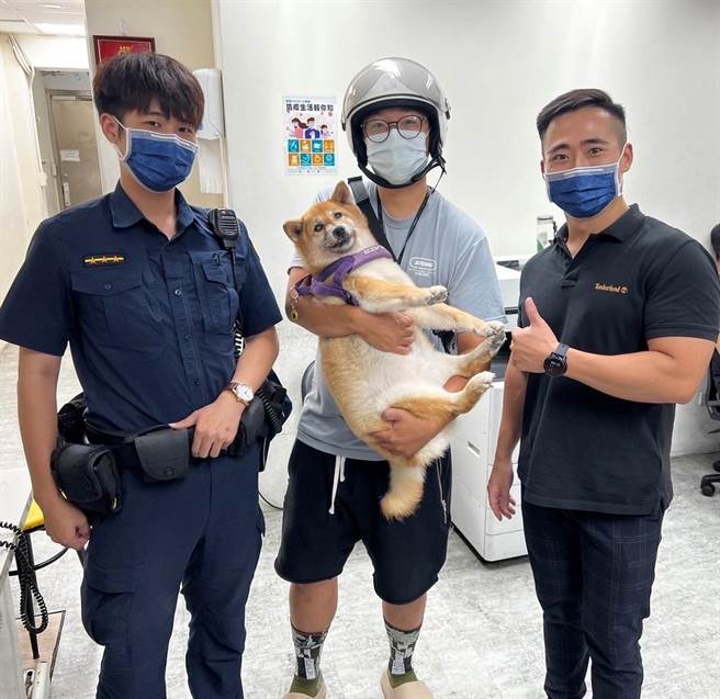 警方在30分钟内，顺利将柴犬送回主人身边。(翻摄照片／林郁平台北传真）