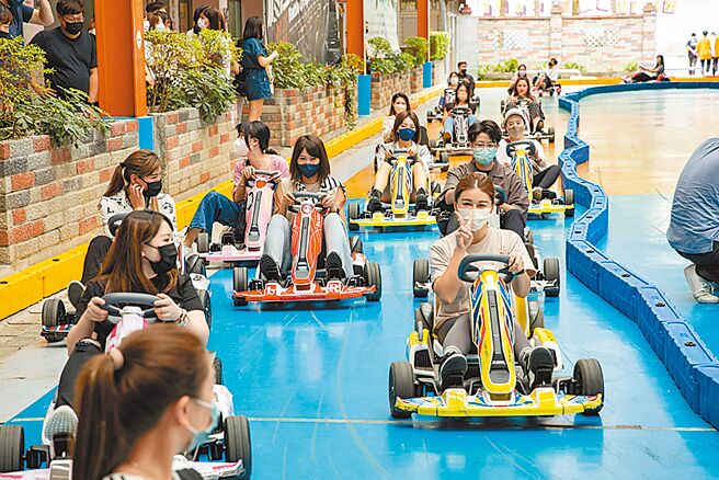 親子相約來尬車，享受夏日飆風快感。圖／業者提供