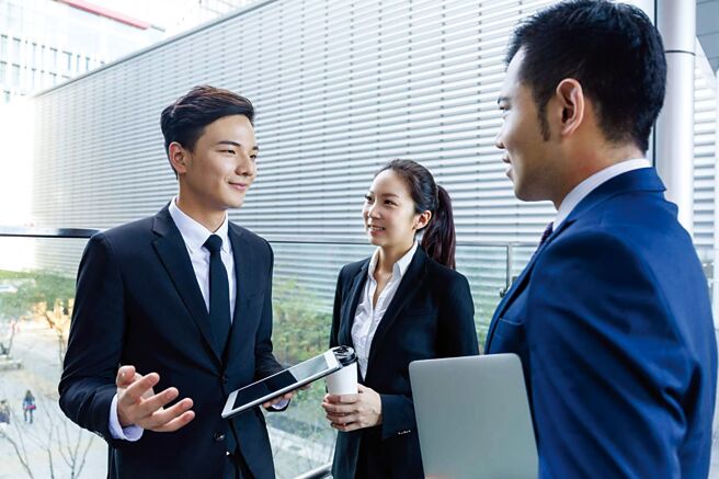 中寿数位跃升助业务员化身智能保险家，打造四「度」服务，2022上半年五大寿险中，唯一业务员正成长。图／中寿提供