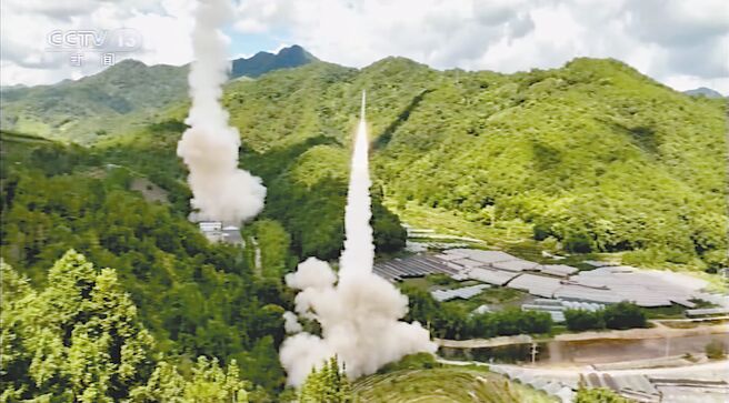 大陆解放军东部战区（见图）4日下午对台湾海峡实施新型远程火箭炮打击，火箭军也向台湾北部、南部及东部周边海域，发射11枚东风系列近程弹道飞弹。（美联社）