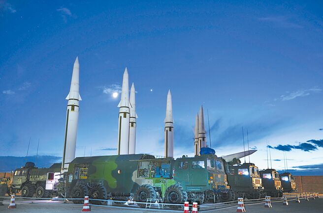 大陆解放军东部战区4日下午对台湾海峡实施新型远程火箭炮打击，火箭军（见图）也向台湾北部、南部及东部周边海域，发射11枚东风系列近程弹道飞弹。（中新社）