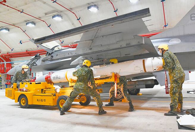 图为空军脸书日前公布武挂分队迅速完成飞弹挂载作业，使战机得以立即升空执行作战任务。（摘自中华民国空军脸书）