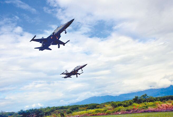 空军台东志航基地幻象2000和F5战机4日早上陆续挂弹升空；空军表示是例行性训练，与中共解放军在台湾东部海域军演无关。（中央社）