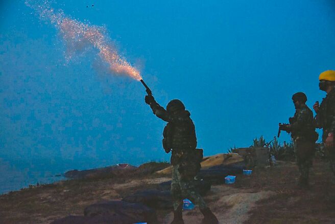 大陆无人机出现在金门北碇岛上空，驻军发射2枚信号弹示警驱离。（金防部提供／李金生传真）