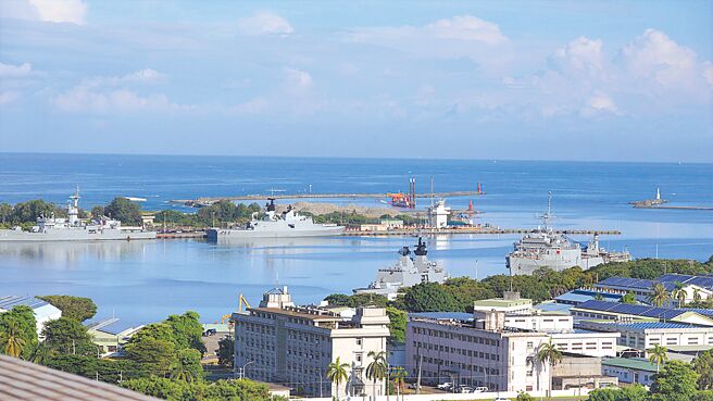 大陆军演昨天在台海周遭海域举行，左营军港内各型军舰戒备。（林瑞益摄）