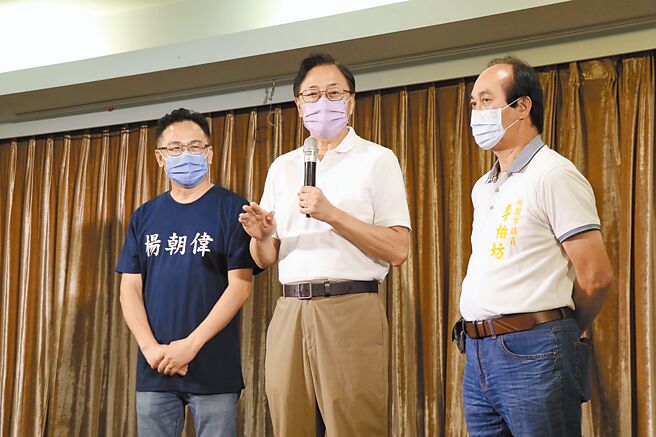 国民党桃园市长参选人张善政（中）去年5月有关科技业发展言论近日被翻出引发质疑，张还原对话真相并呼吁民进党与侧翼别断章取义、抹黑攻击。（蔡明亘摄）