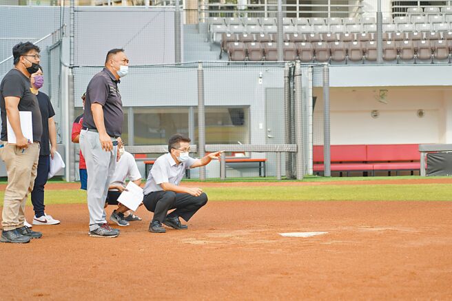 新竹代理市长陈章贤日前邀专家、球员会勘，针对视觉打击区进行调整。（新竹市政府提供／王惠慧新竹传真）