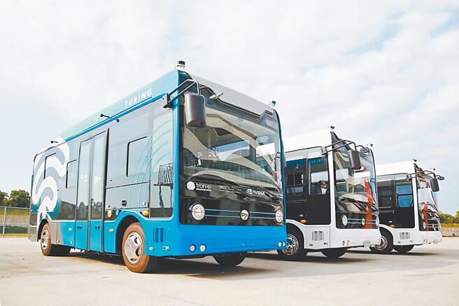 台北市長柯文哲為補足夜間公共運輸缺口，2017年起推動自駕無人公車，2020年還選在信義區開放民眾免費試乘，2年過去政策卻無聲無息，遭市議員王世堅批評施政愛胡謅，最終讓政策沒下文。（北市府提供／黃婉婷台北傳真）