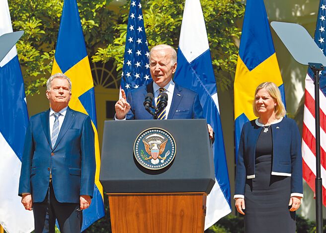 當地時間5月19日，華盛頓，美國總統拜登在白宮會晤到訪的芬蘭總統尼尼斯托、瑞典首相安德鬆，討論芬蘭、瑞典兩國加入北約等問題。圖為拜登在會晤後發表講話。（中新社）