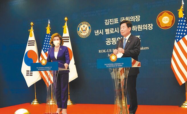 美國聯邦眾議院議長裴洛西（左）4日與南韓國會議長金振杓（右）於國會進行約70分鐘會談。（中央社）