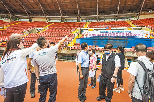 立法院教育文化委員會到新竹縣體育場會勘，教育局長楊郡慈（左）和立委林為洲（左二）指司令台太小又生鏽要改善擴大。（羅浚濱攝）
