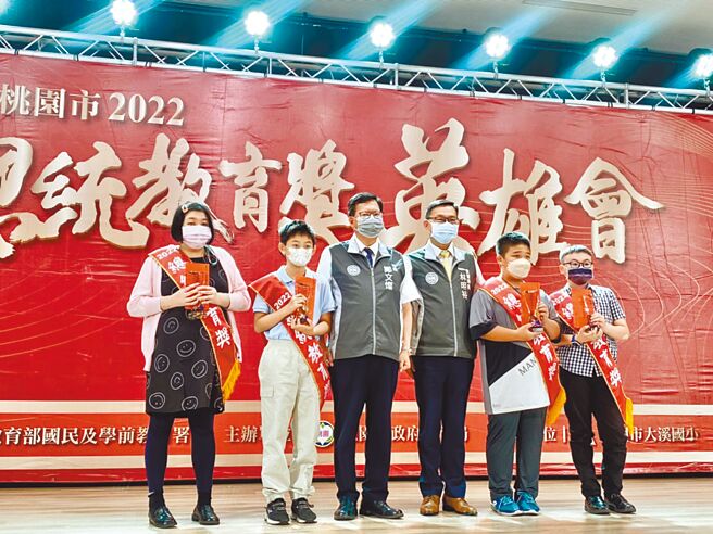 桃园市教育局4日邀请总统教育奖得主由市长郑文灿颁奖，分别是桃园高中邱映蓉（左一）、忠贞国小杨景翔（左二）、茄苳国小顏玮育（右一）、大成国小施凯捷（右二）4人获奖。（赖佑维摄）