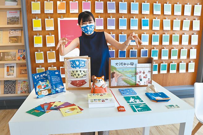 桃園市青年插畫家「灰塵魚」李宜蓁接案逾10年，擅長以擬人手法描繪萌系動物，期許未來建立屬於自己的動物宇宙。（蔡明亘攝）