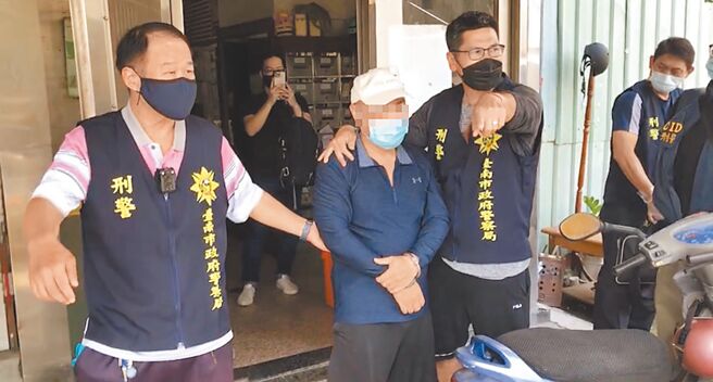 黄江正（左二）逃亡12年落网，因他曾主动报缴枪枝，台南高分院法官撤销一审21年的判决，改判18年，併科罚金15万元。（读者提供／程炳璋台南传真）