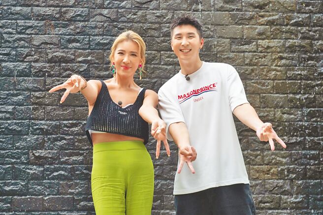 小祯（左）和弟弟胡释安昨宣布一同主持外景节目。（TVBS提供）