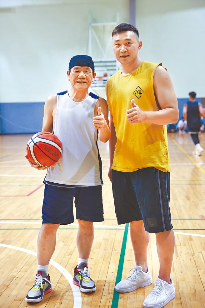 赵传（左）与张智峰一起打球兼聊爸爸经。（开丽娱乐提供）