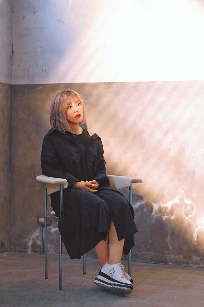 李佳薇为电影《民雄鬼屋》配音并演唱电影主题曲。（黑籁音乐提供）