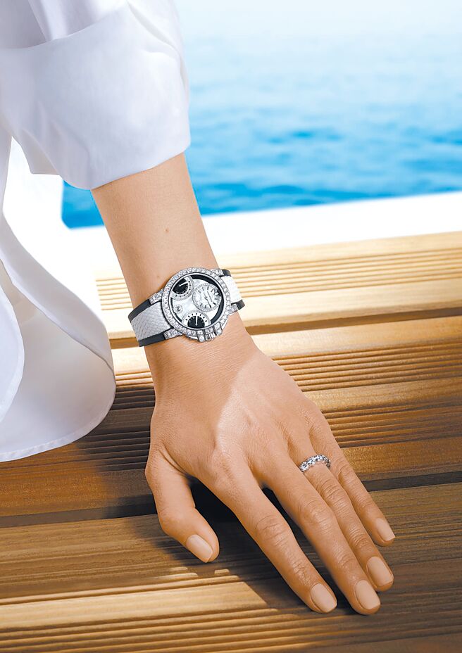 海瑞溫斯頓海洋Ocean系列黑白雙逆跳功能腕錶，充滿海洋時尚風情。（Harry Winston提供）