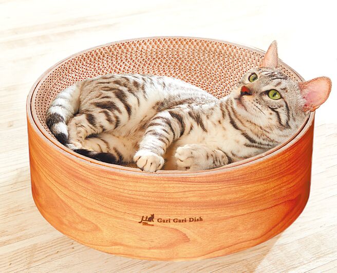 日本Gari Gari圓盤可換式貓抓板，讓貓咪躺得舒服。官網特價1280元。（鎧帛寵物提供）