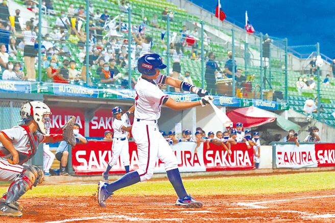 陳瑞鑫敲出中華隊本屆首發全壘打，幫助中華隊16比1擊潰多明尼加，拿下複賽首勝。（中華棒協提供）