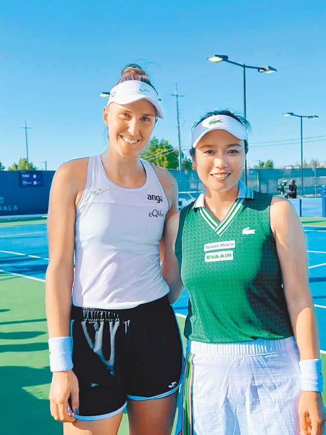 詹咏然（右）和与巴西选手哈德玛雅搭檔参加美国圣荷西女网球赛，直落二击败地主选手，顺利晋级8强。（刘雪贞提供）