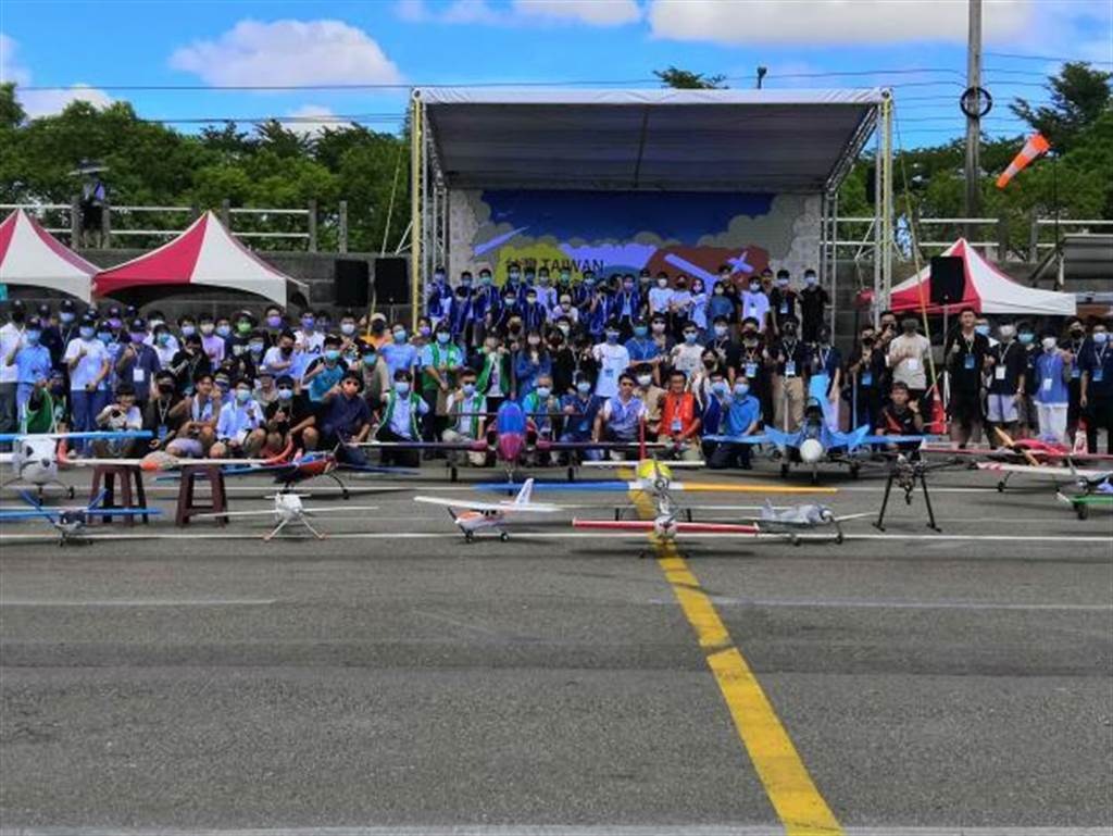 2022台灣無人飛機創意設計競賽，6日移師苗栗市經國飛行場舉行。（苗栗縣政府提供／謝明俊苗栗傳真）