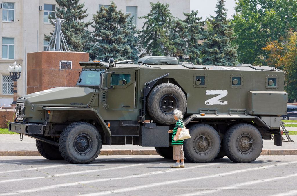 赫松（Kherson）境内俄军装甲车浩浩荡荡逛大街。资料照/路透社(photo:ChinaTimes)