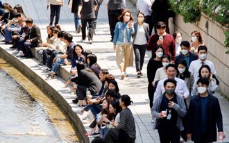 韓國連5日確診破10萬 不排除重啟社交距離規範