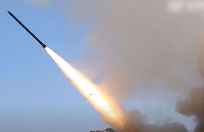 解放軍東部戰區對台灣附近海域發射飛彈。（央視）