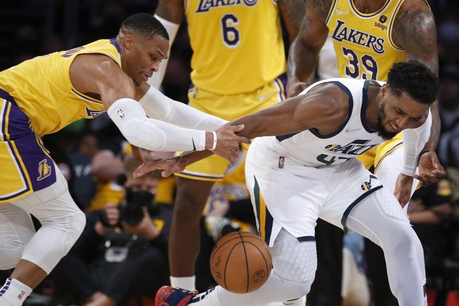 韦斯布鲁克(左)与米契尔到底会不会被交易出去呢？(美联社资料照)