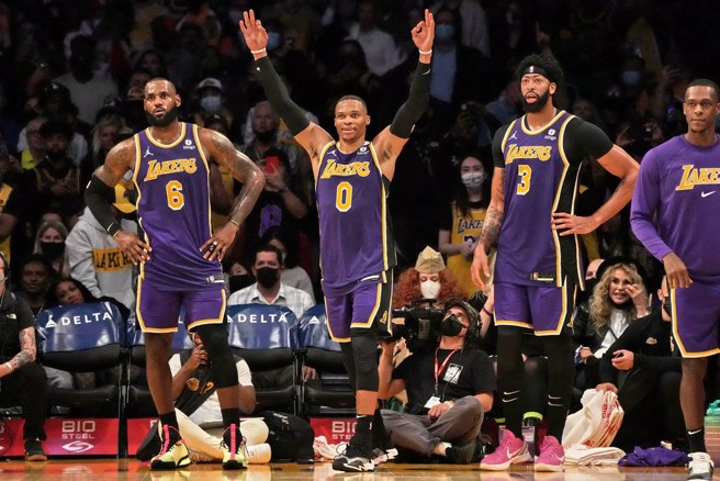 韦斯布鲁克(中)下个球季仍会是湖人先发吗？(路透资料照)